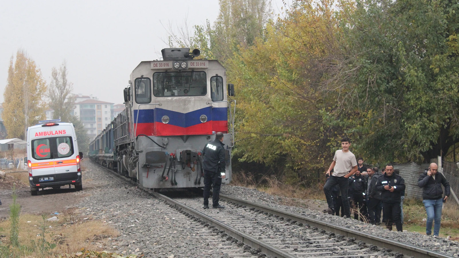 Malatya'da yük treni çarpan kişi ağır yaralandı