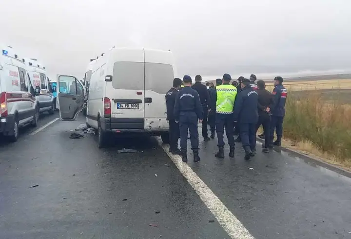 Jandarma aracına minibüs çarptı: 2 asker şehit, 1 sivil hayatını kaybetti