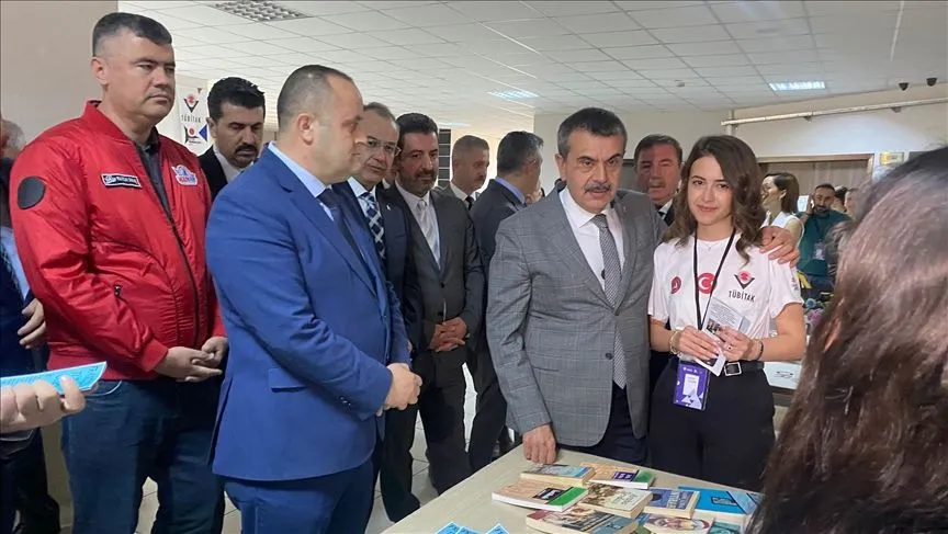 Milli Eğitim Bakanı Tekin, Balıkesir'de okul ziyaretlerinde bulundu