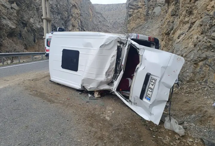 Hakkari'de minibüs takla attı: 1’i ağır 4 yaraılı
