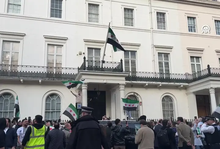Suriye bayrağı, İngiltere'nin başkenti Londra'da göndere çekildi