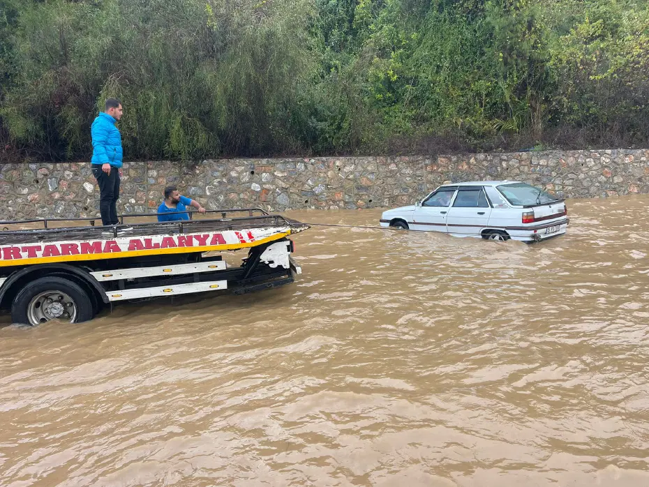 Sağanak bastırdı, Alanya-Antalya karayolunda araçlar mahsur kaldı