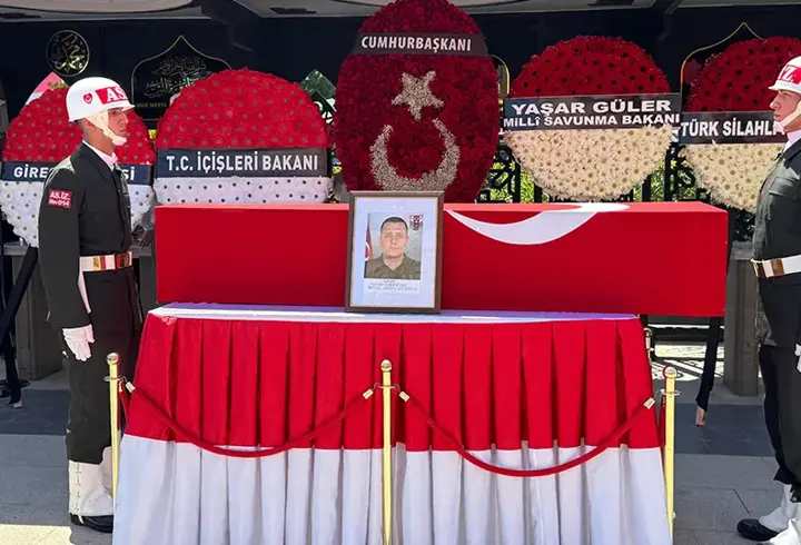 Şehit İkmal Er Semih Erdoğan'a vedada gözler bir anda genç kıza döndü: Duygulandıran an