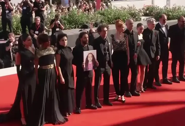 Hind Receb'in hikayesi Venedik'te… Galada İsrail'in öldürdüğü kızın fotoğrafı taşındı