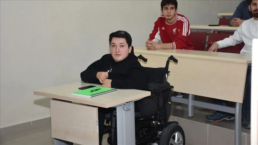 SMA hastası Berk hayalini kurduğu meslek için üniversite sıralarında