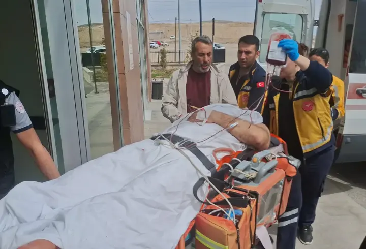 Boşanma aşamasındaki eşini bıçaklayıp, intihar girişiminde bulundu