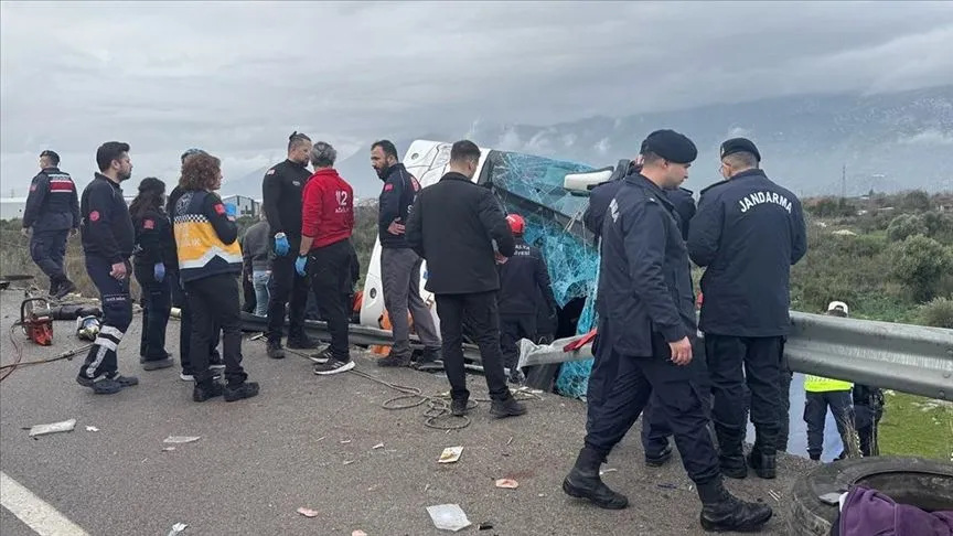 Antalya'da devrilen yolcu otobüsündeki 8 kişi hayatını kaybetti, 26 kişi yaralandı