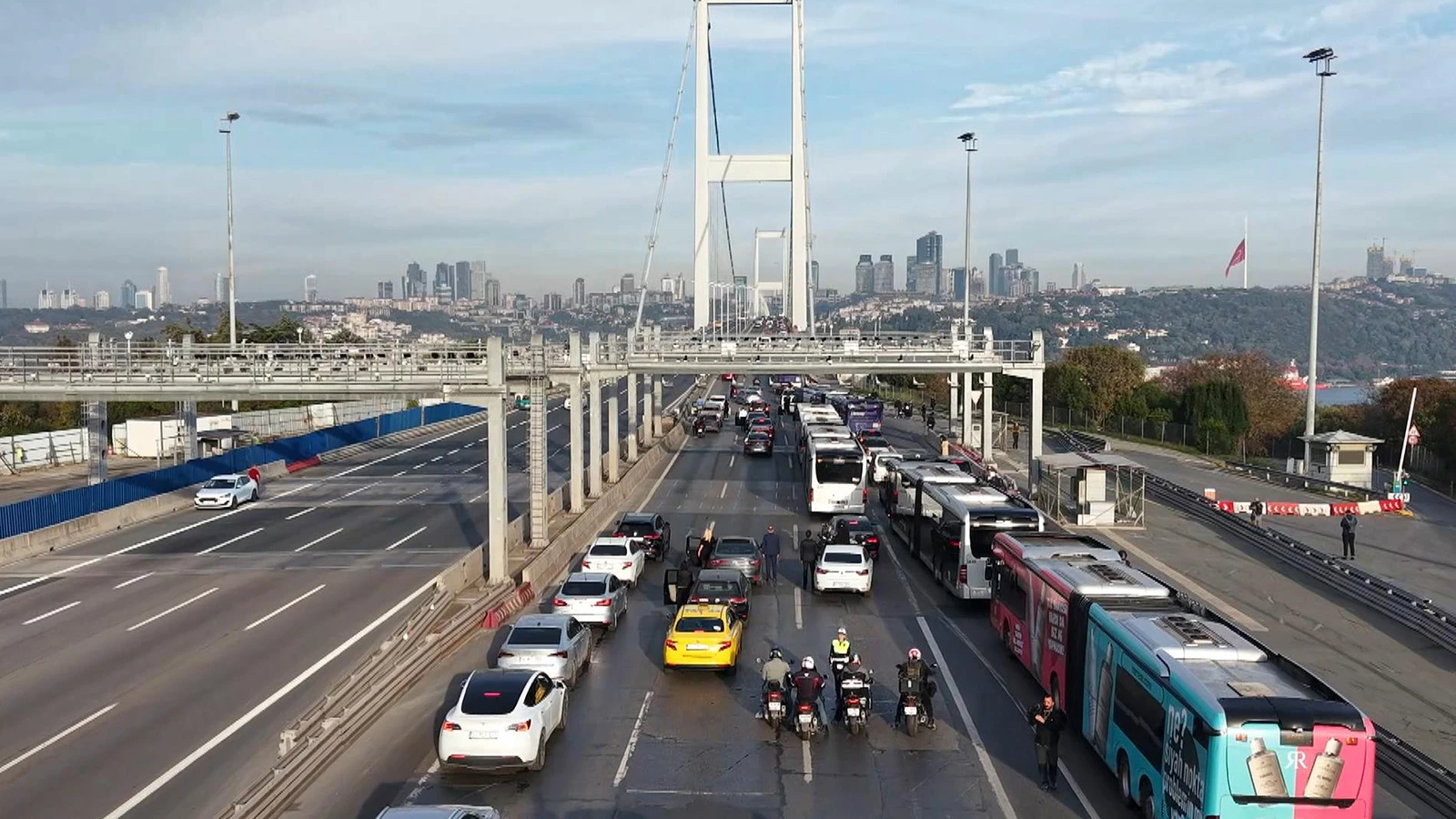 Saat 09.05'te 15 Temmuz Şehitler Köprüsü'nde hayat durdu