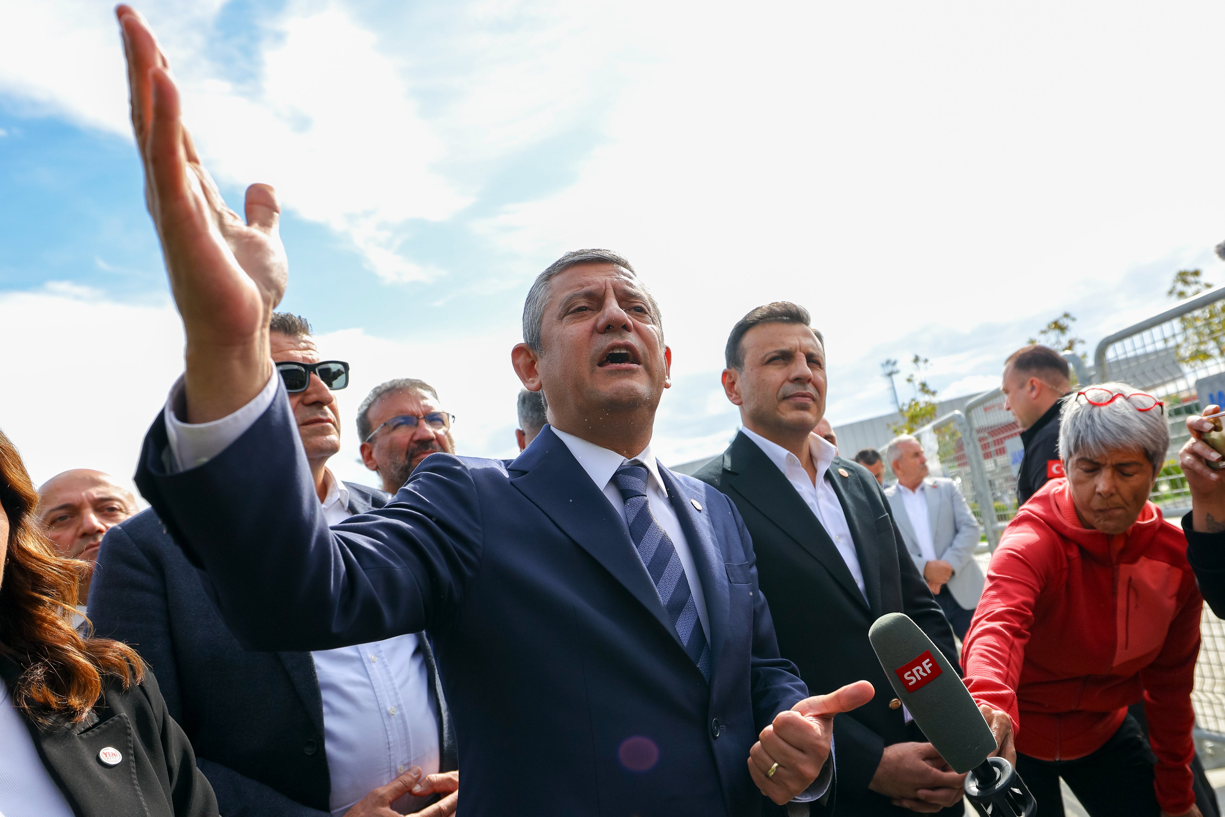 Özgür Özel, İmamoğlu'nun Savunmasını Yorumladı: Niye Büyük Bir Öz Güvenle Canlı Yayın İstiyorduk Şimdi Anlıyor Musunuz?