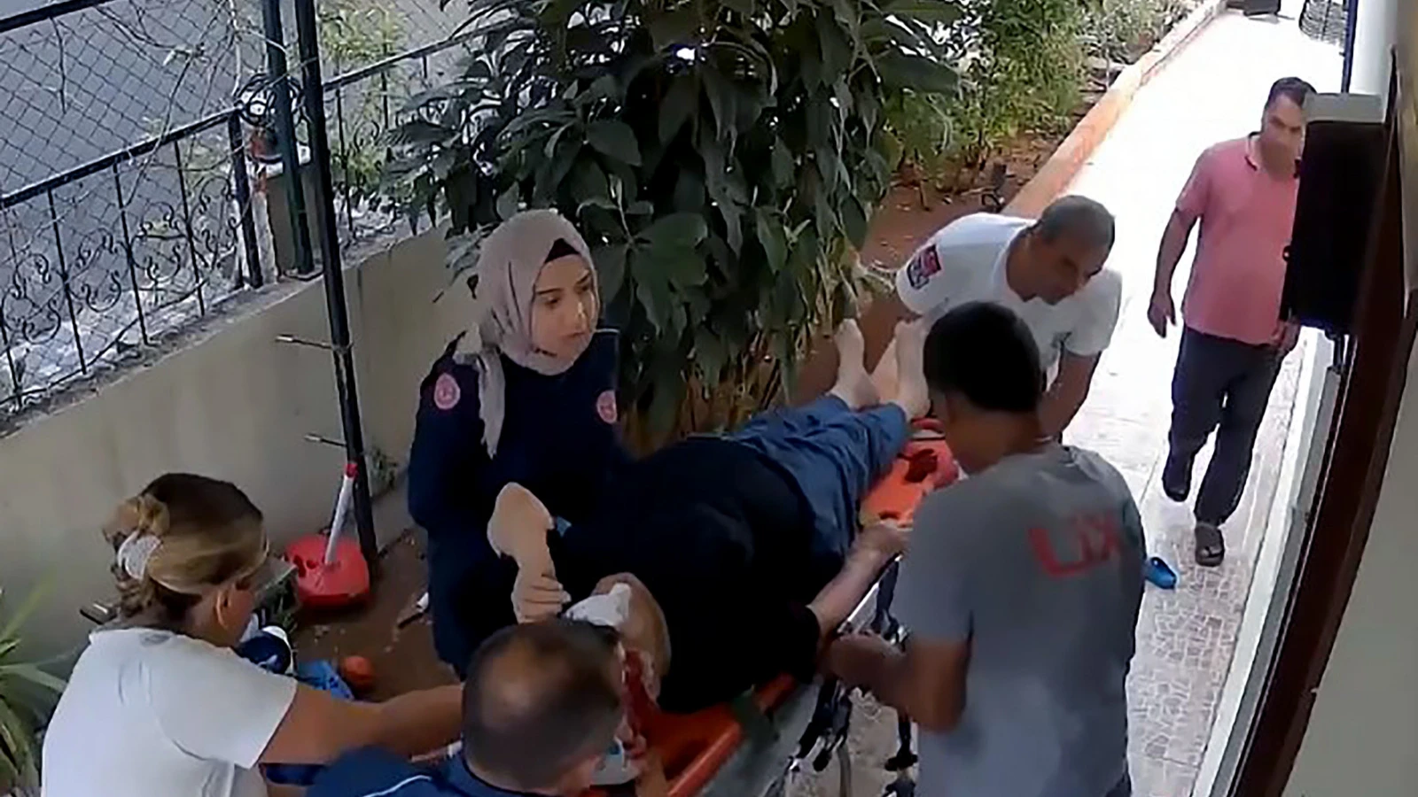 Merdivenden düşüp yaralandı, kuryenin ihbarıyla hastaneye kaldırıldı
