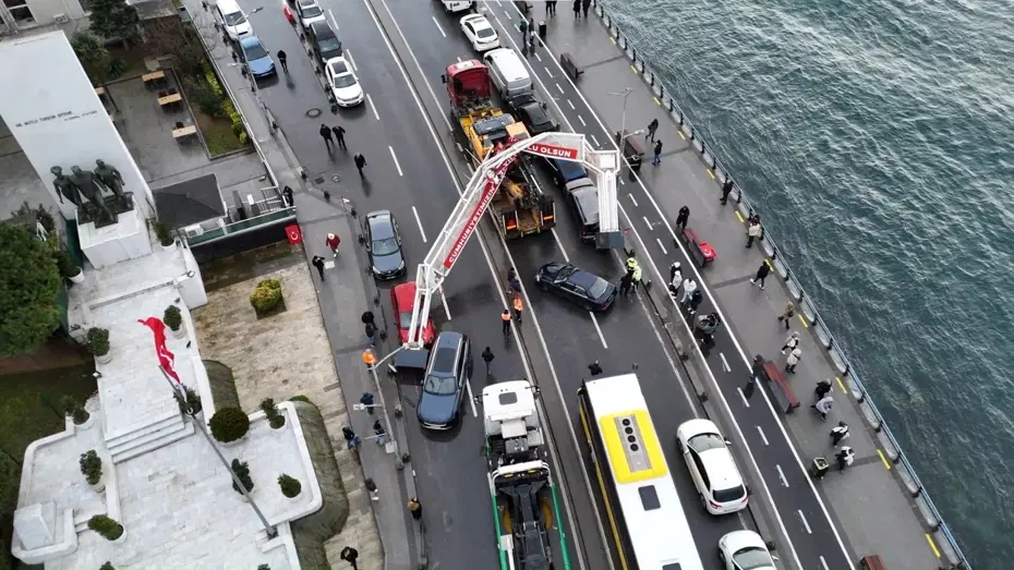 Üsküdar’da TIR'ın üzerindeki ekskavatör tabelayyı yıktı: 7 araç zarar gördü