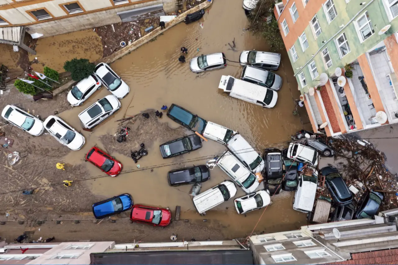 İstanbul’da Sağanağın Bilançosu: Su Baskınları, Kapanan Yollar, Mahsur Kalan İşçiler