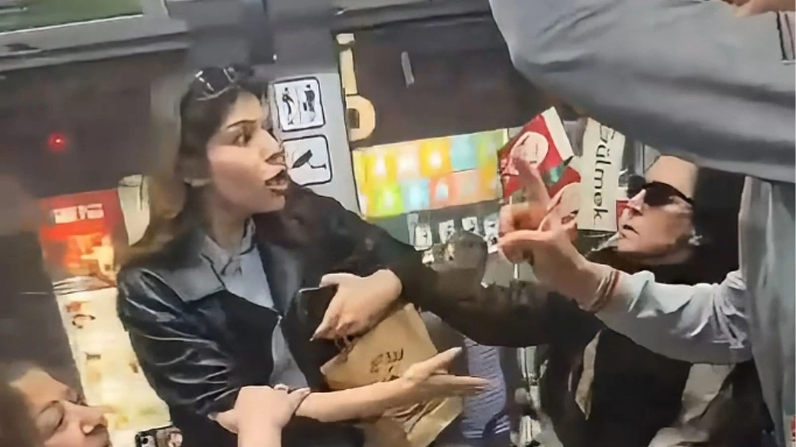 Tramvayda yolcuların yer tartışması kavgaya dönüştü