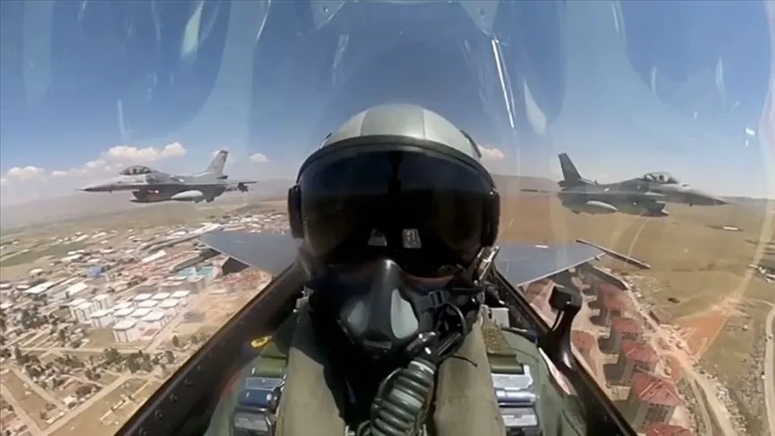 MSB, Erzurum'da uçuş yapan F-16 uçaklarının görüntülerini paylaştı