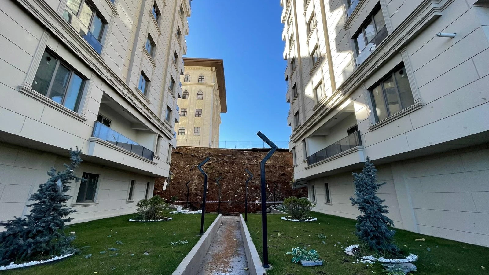 Şanlıurfa'da istinat duvarı çöktü: 4 bina tahliye edildi
