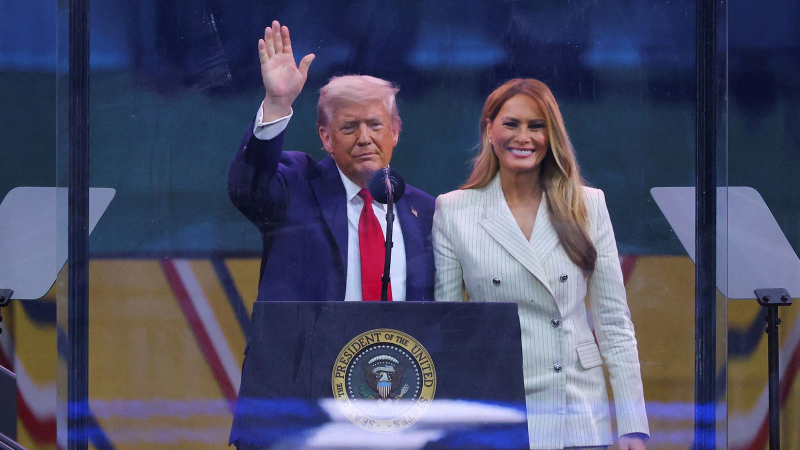 ABD Başkanı Trump, tartışmalara neden olan askeri geçit törenine katıldı