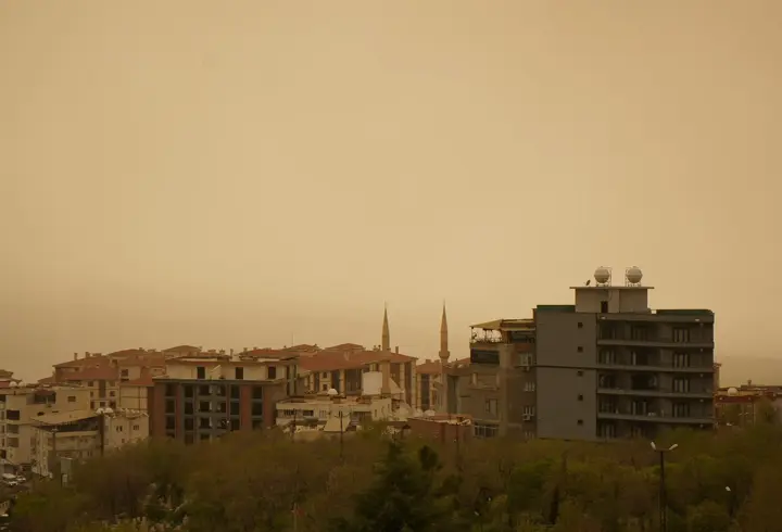 Diyarbakır ve Şırnak’ta toz taşınımı etkili oldu