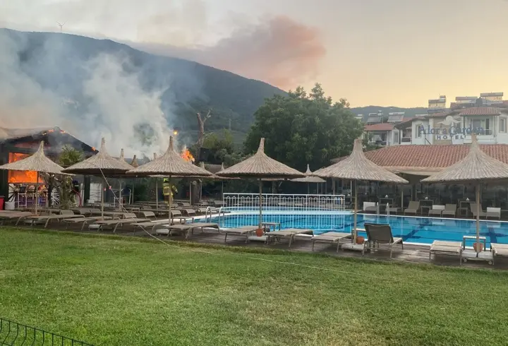 Otelin, bahçesindeki bar bölümünde çıkan yangın söndürüldü