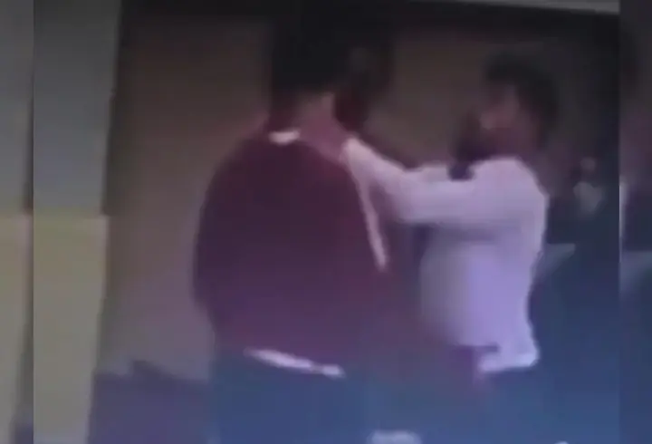 Turnuvada hakem, tartıştığı antrenöre kafa attı; o anlar kamerada