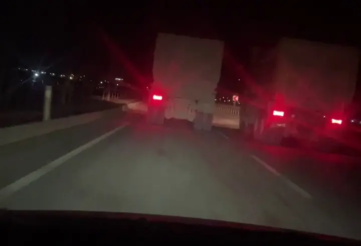 Diğer sürücülerin hayatını hiçe saydılar! Hafriyat kamyonlarıyla 100 kilometrelik yarış
