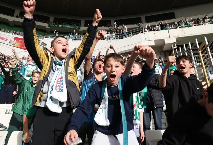 Daha önce statta maç izlememiş çocuklar, Bursaspor maçını tribünden izledi