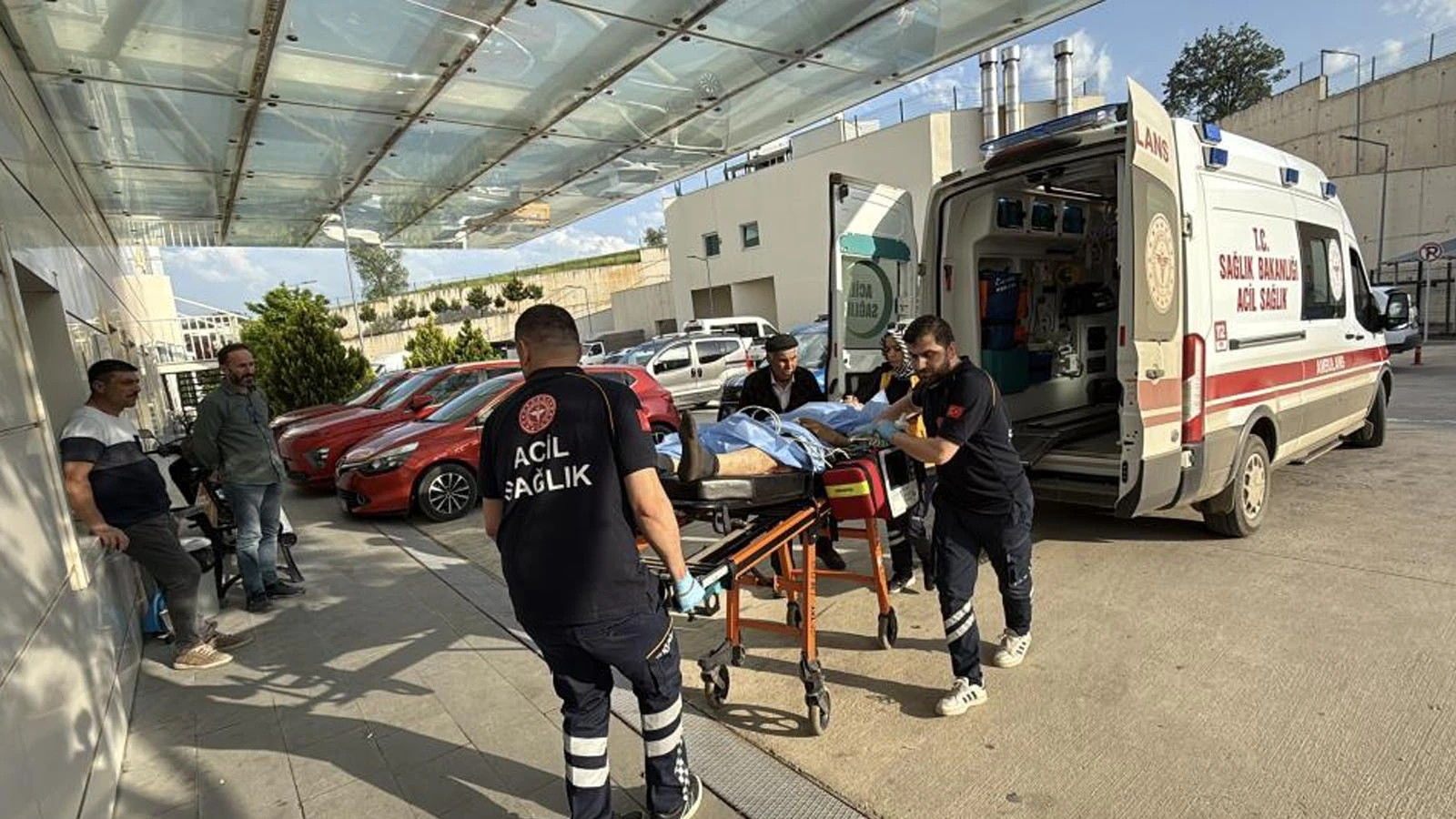 Husumetliler birbirlerini silahla vurdu: Ölü ve yaralı var