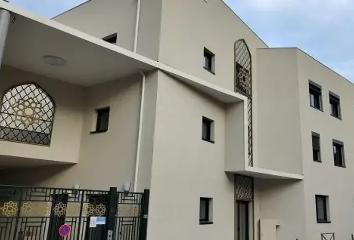 Fransa'da camiye girip Kur'an-ı Kerim yakan şüpheli yakalandı