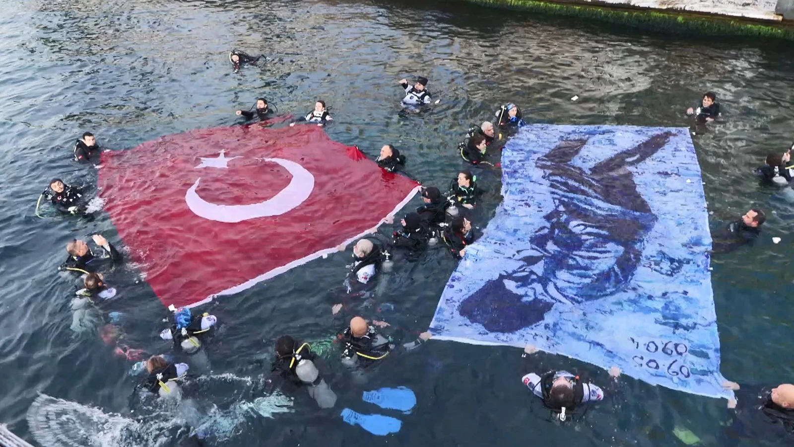 Ata'nın ebediyete yürüdüğü Dolmabahçe Sarayı önünde saygı dalışı
