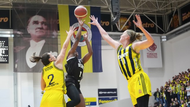 Fenerbahçe Opet, Beşiktaş BOA'yı farklı geçti