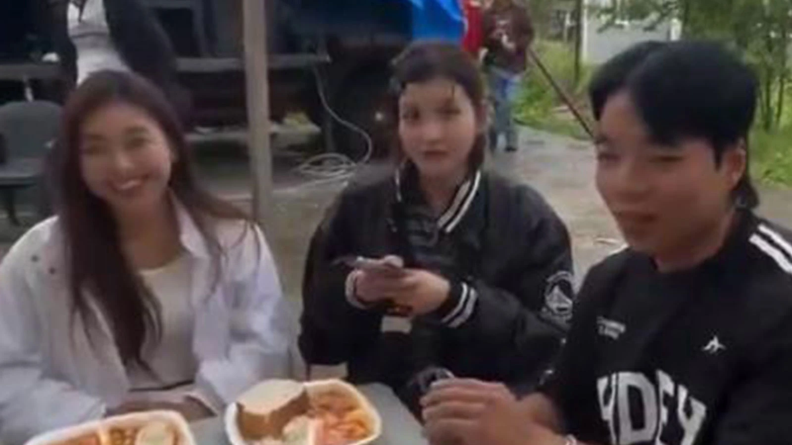 Koreli turistlere şok: Hem yemeğe davet ettiler hem de paralarını aldılar