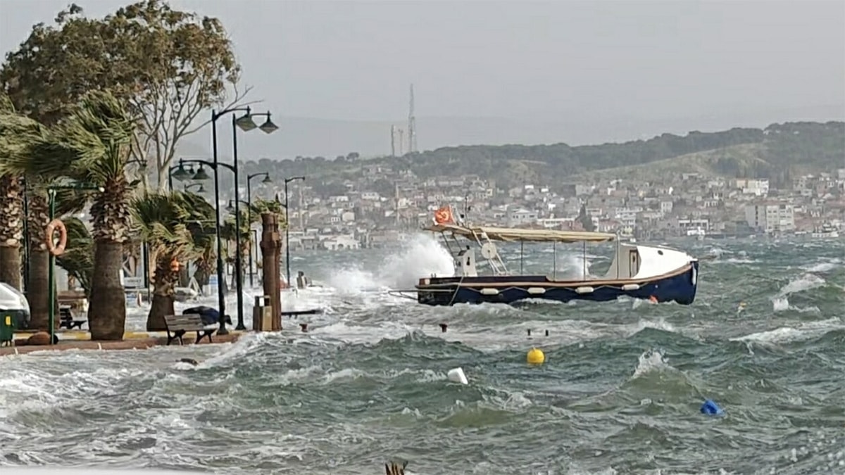 Fırtına denizi taşırdı, sokaklar göle döndü