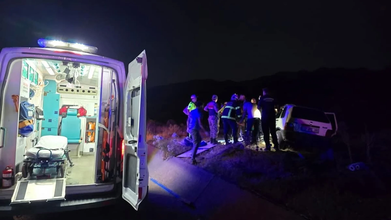 Aniden yola çıkan ata çarptılar! Yaralılar var