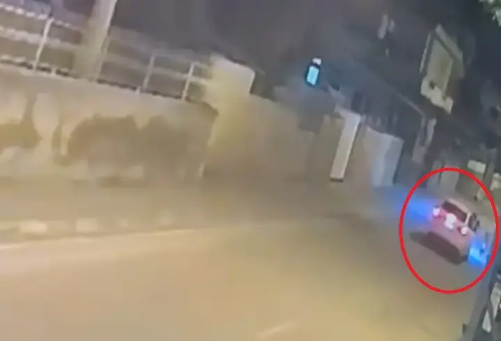 Aniden yola koşan çocuğa otomobilin çarptığı kaza kamerada