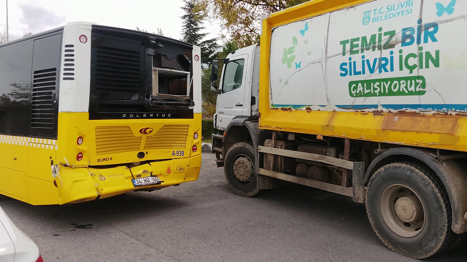 Silivri'de Çöp Kamyonu İle İett Otobüsü Çarpıştı