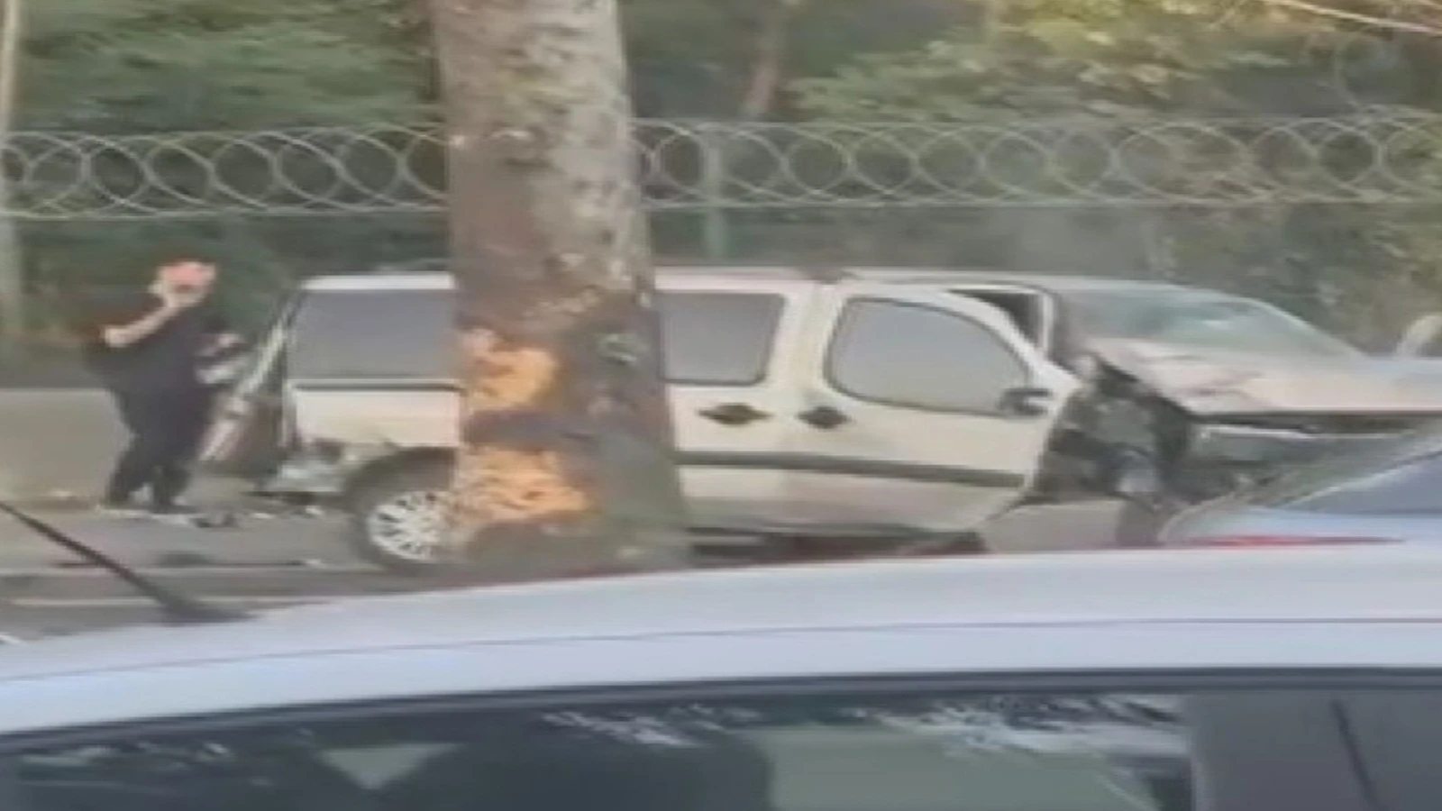 Sarıyer'de kontrolden çıkan araç, 3 otomobile çarptı: 2 yaralı