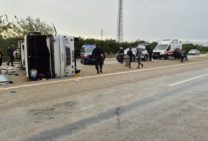 Adana'da tarım işçilerini taşıyan midibüs devrildi: 1'i çocuk, 11 yaralı
