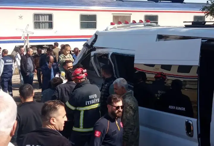 Yolcu treni, okul servisi minibüsüne çarptı: 17 öğreci yaralandı