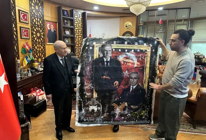 Bahçeli'ye, sprey boya ile yapılan tabloları hediye edildi