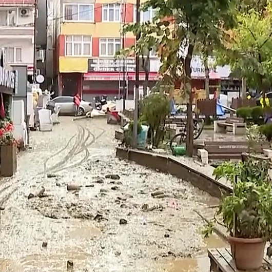 Ayazağa’da Sel Sonrası Yaralar Sarılıyor: Esnaf Çamurla Mücadele Ediyor