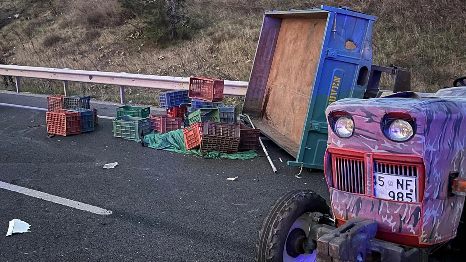 Kamyon traktöre çarptı! 1 kişi öldü, 6 kişi yaralandı