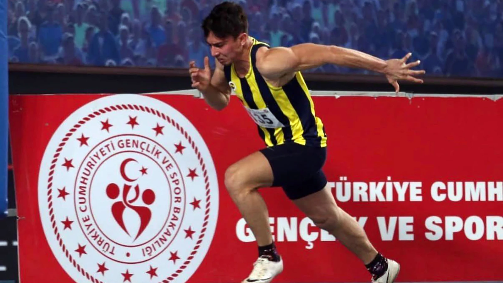 Fenerbahçeli milli atlet Oğuz Uyar, 200 metrede Türkiye rekoru kırdı