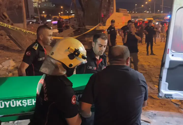 Kahramanmaraş'ta ağır hasarlı bina yıkılırken çöktü, enkaz altında kalan operatör öldü