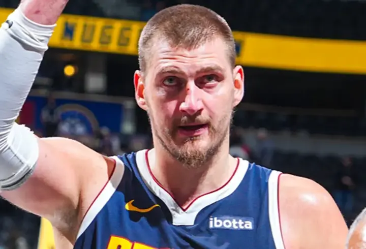 Nikola Jokic, NBA play-off öncesi bir kez daha maça damga vurdu