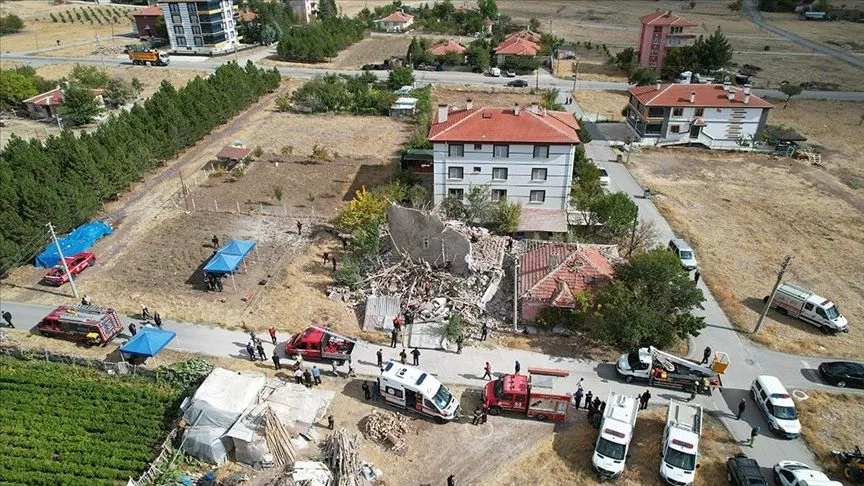 Ankara'nın Çubuk ilçesinde deprem riski nedeniyle boşaltılan 4 katlı bina çöktü