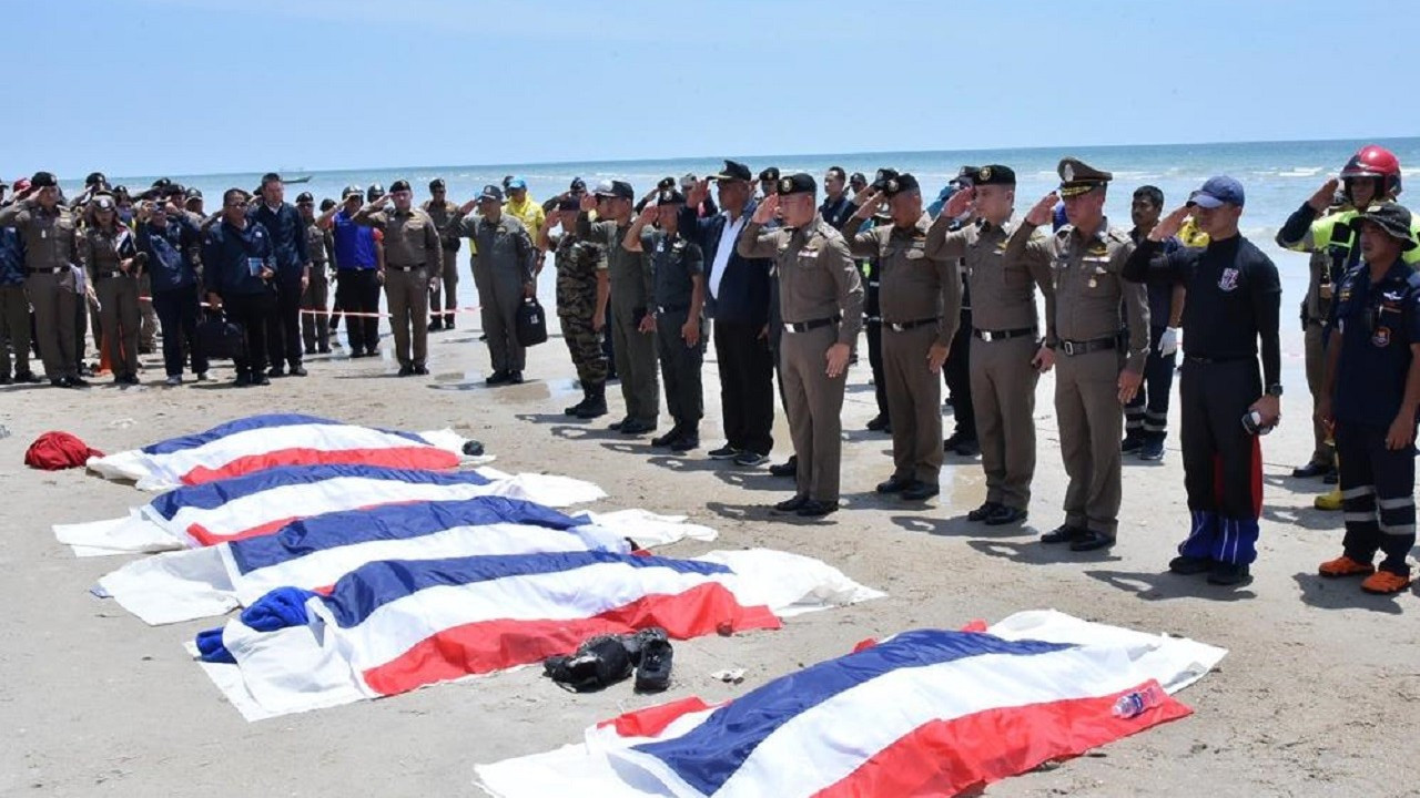 Tayland'da uçak kazası: Polis uçağı deniz düştü, 6 ölü