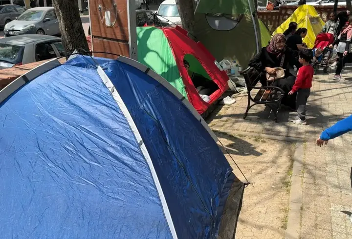 İstanbul- Avcılar'da evlerine girmekten çekinenler çadırlarda kalmaya devam ediyor