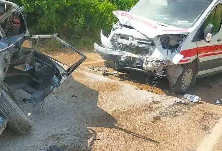 Adana'da ambulans ile otomobil çarpıştı: 1 ölü, 2 yaralı