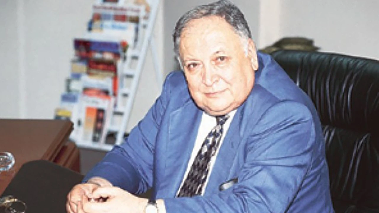 Türk basınının duayeni Nezih Demirkent mezarı başında anıldı