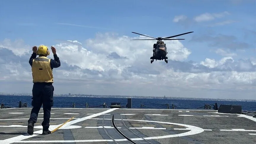 Türk helikopterlerinden Somali açıklarında gemi iniş-kalkış eğitimi