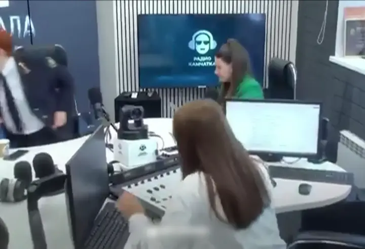 Radyo stüdyosunda panik anları: Depremin şiddeti kamerada!